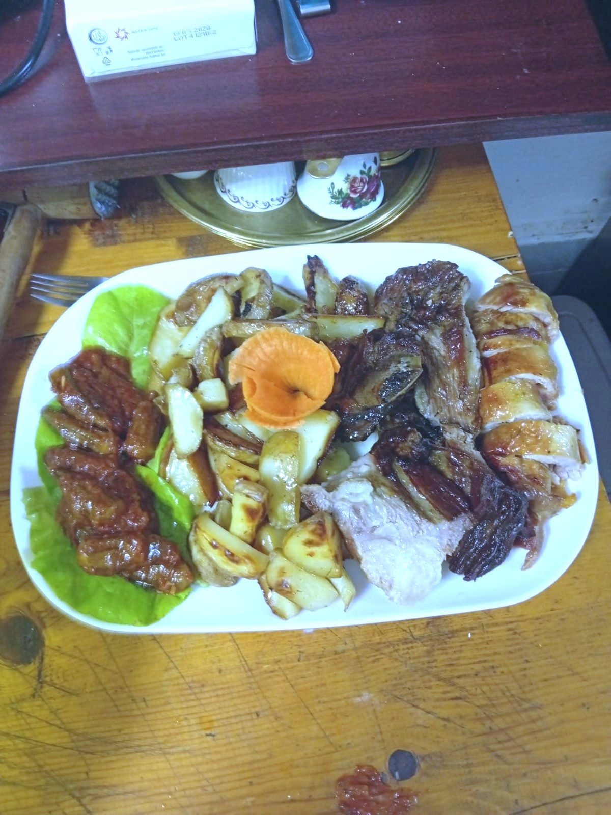 Fleisch vom Grill mit Bratkartoffeln