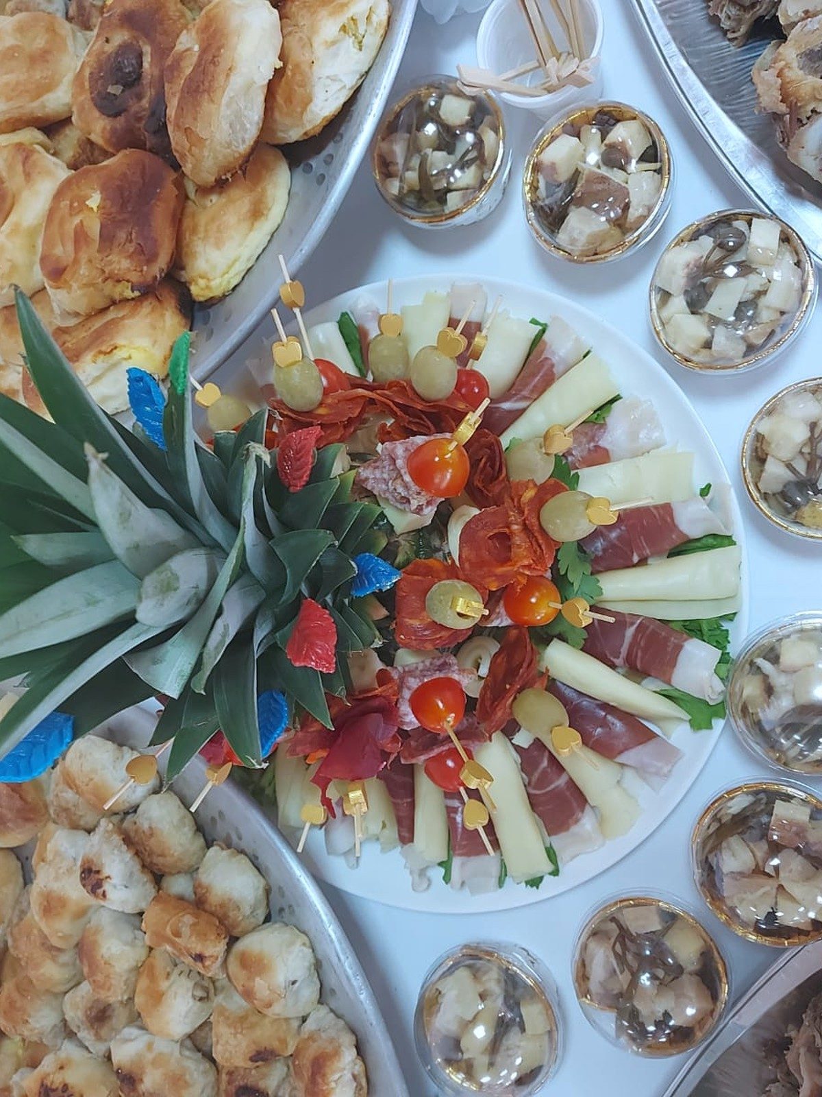 Kaltes Buffet mit Schinken, Käse, Oliven und kleinen Gebäckstücken