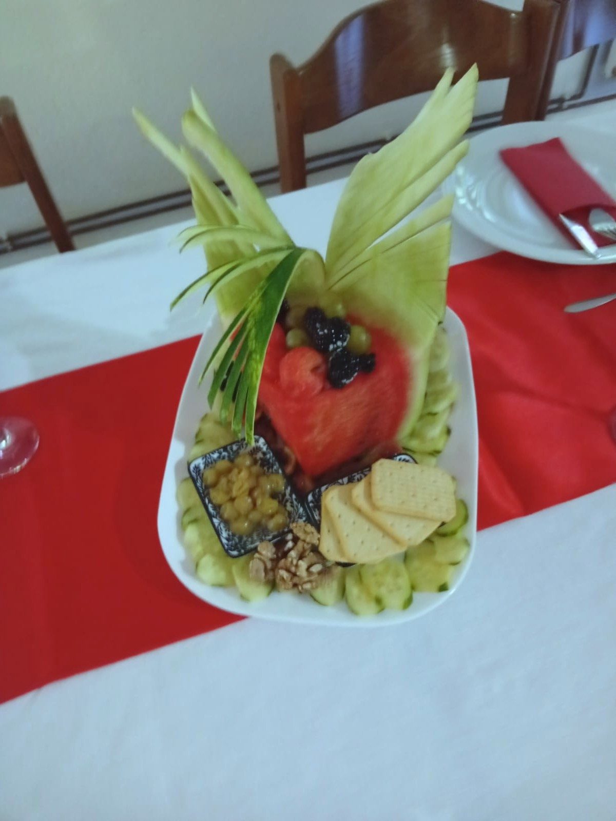 Dessertteller mit geschnitzter Wassermelone