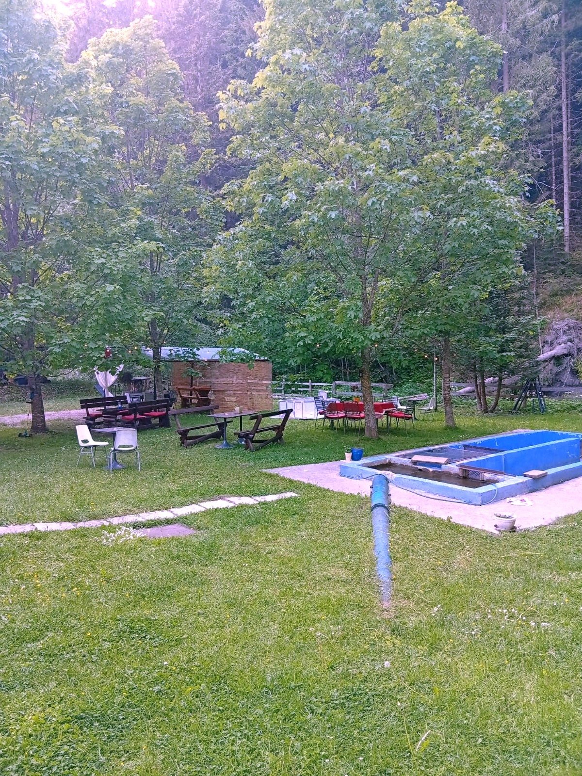 Außenbereich mit Sitzplätzen und Wiese