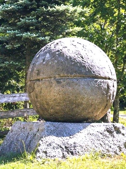 Die Granitkugel von Ponikve auf ihrem Sockel