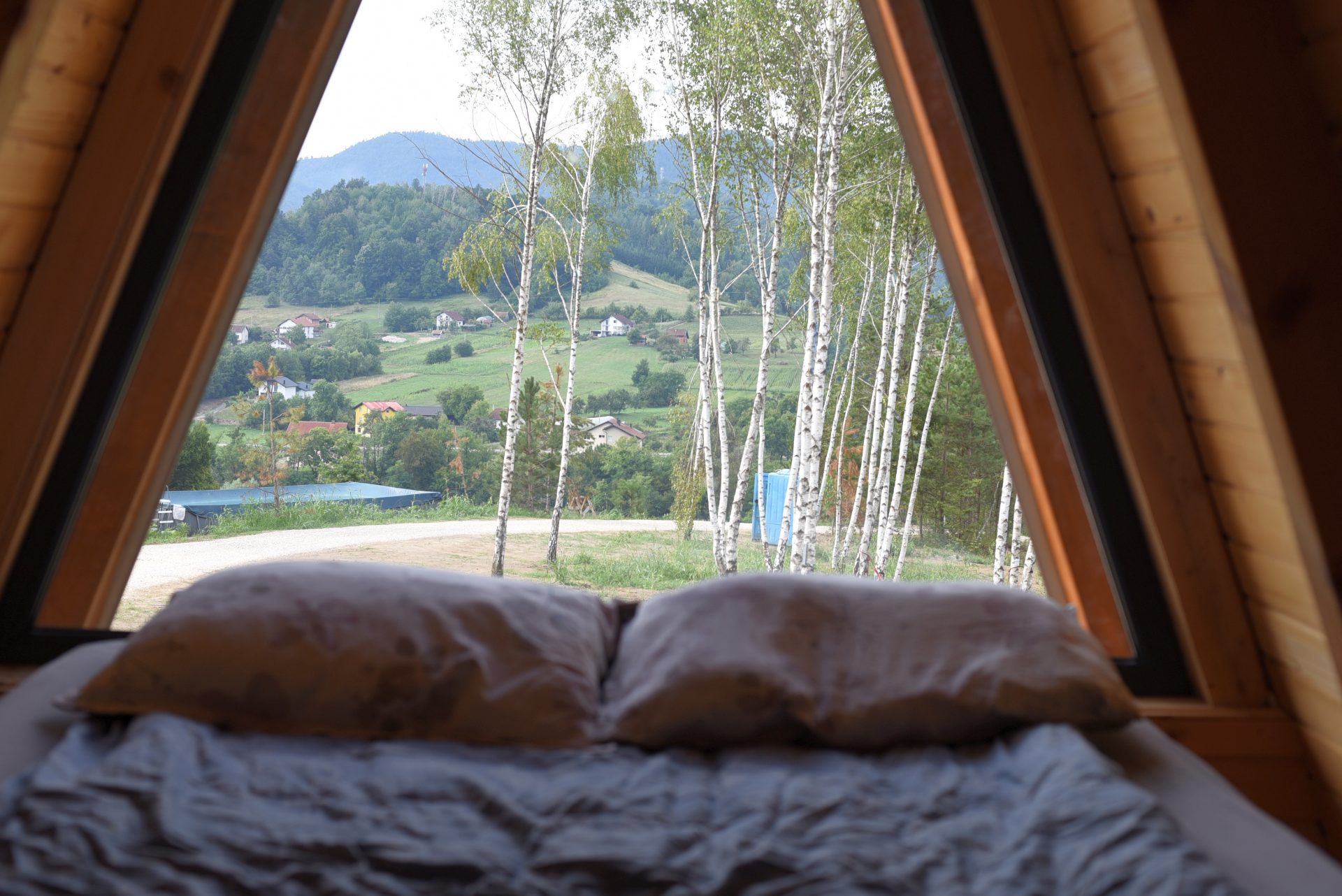 Blick aus dem Bett durch das Panoramafenster