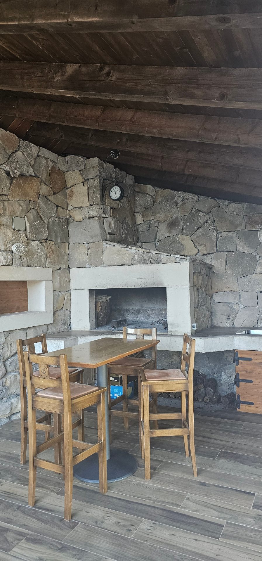 Gemütlicher Sitzbereich mit Kamin