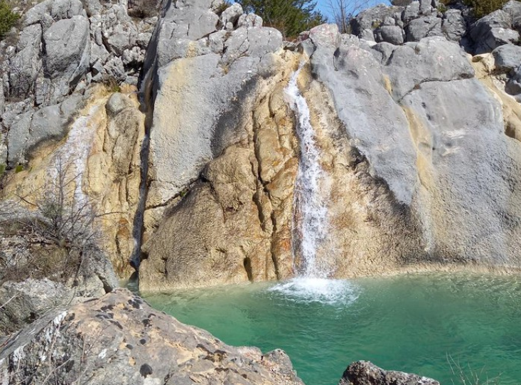 Wasser und Felsen am Ružički potok