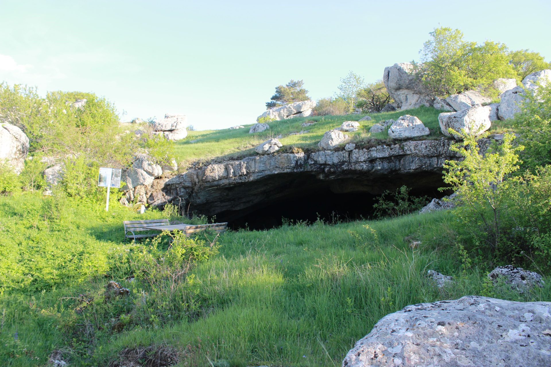 Bewachsene Felslandschaft mit Bank bei Šimića pećina