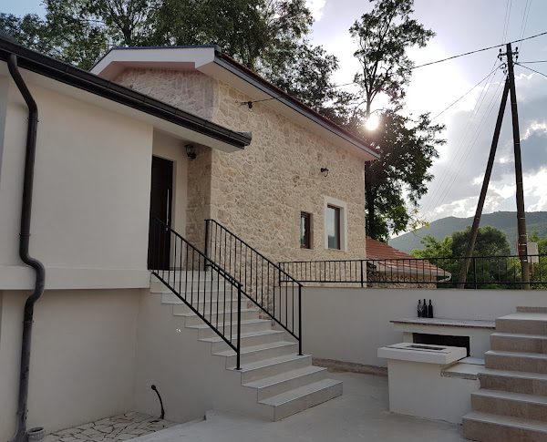 Stara kuća – Estate